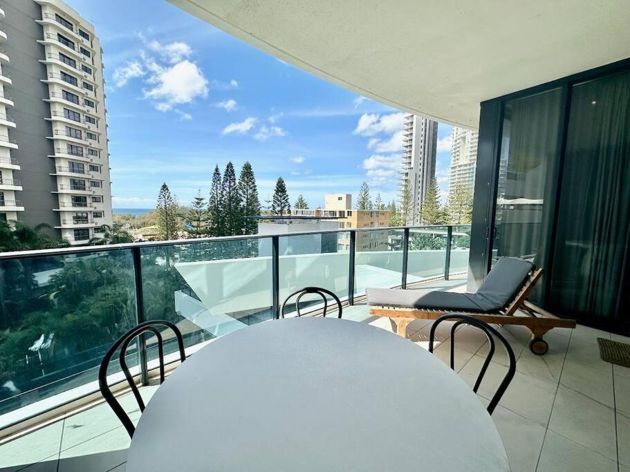 Luxury Oracle Tower 1, 4th Floor East View Apartment *